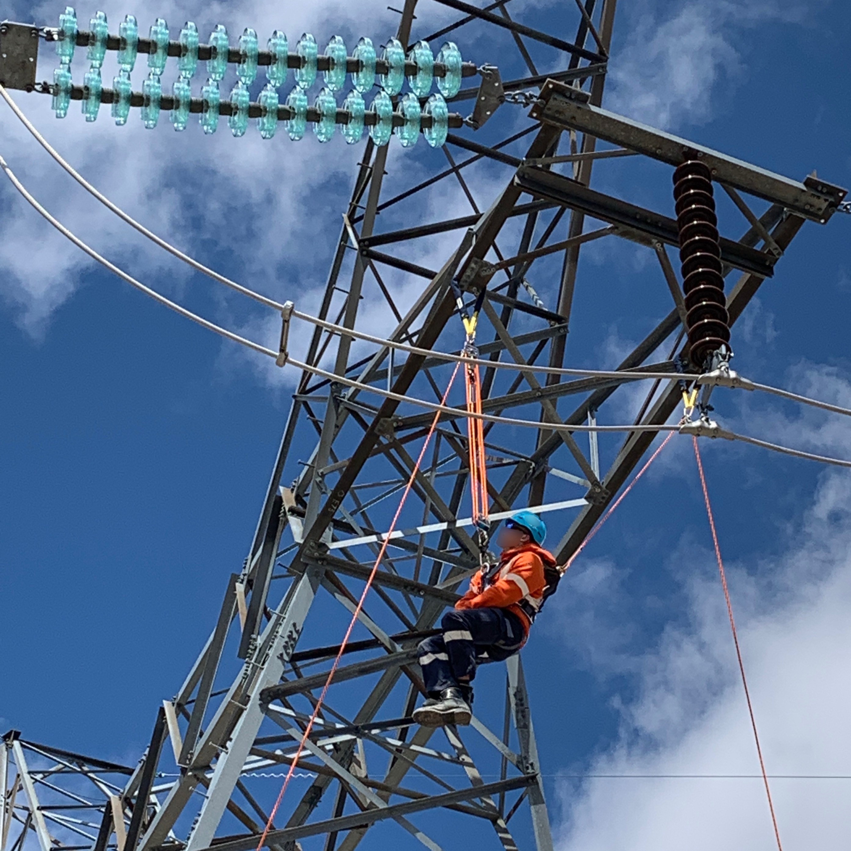 Méthodes d'accès à mains nues avec corde diélectrique pour la maintenance des lignes de transmission